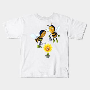 Busy Bees make Happy Flowers - makes the world go around Kids T-Shirt